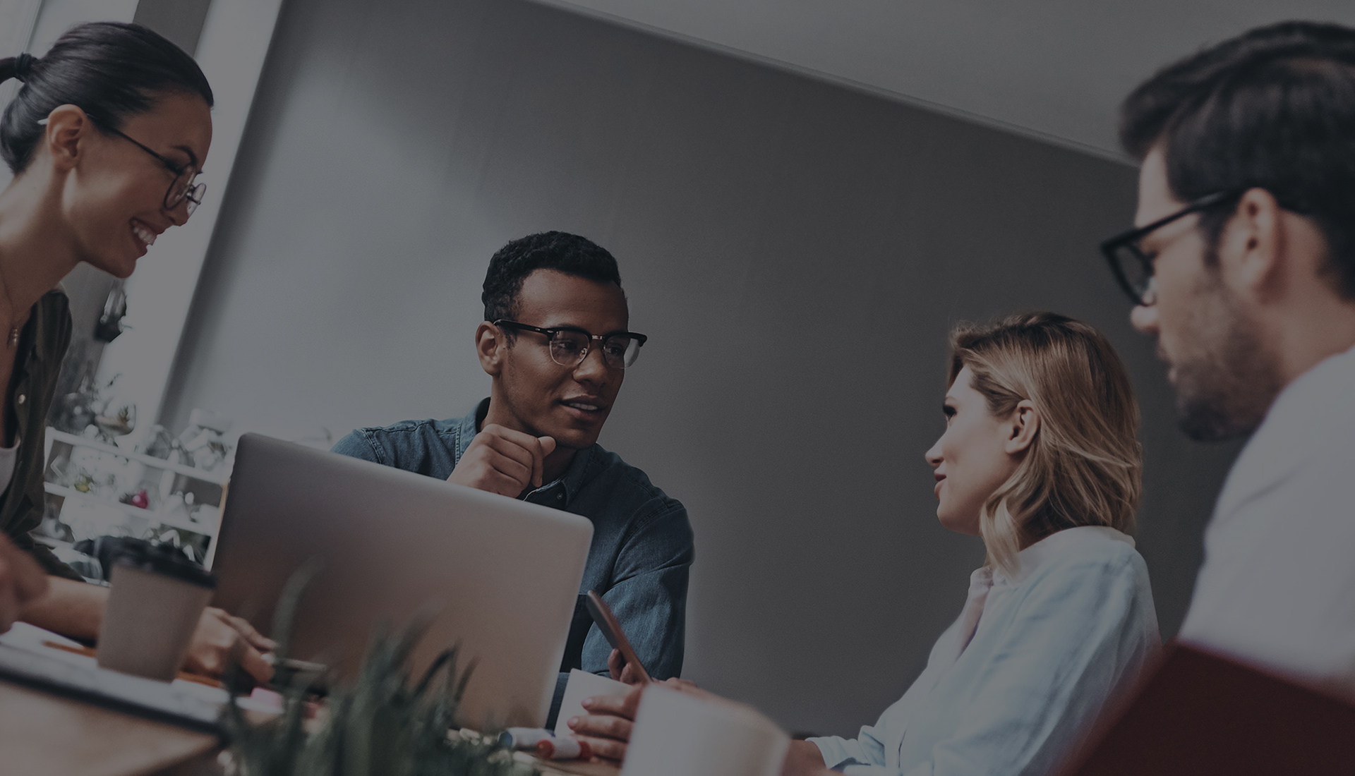 IT-Support-Team bei der Lösungsfindung für technische Kundenanfragen